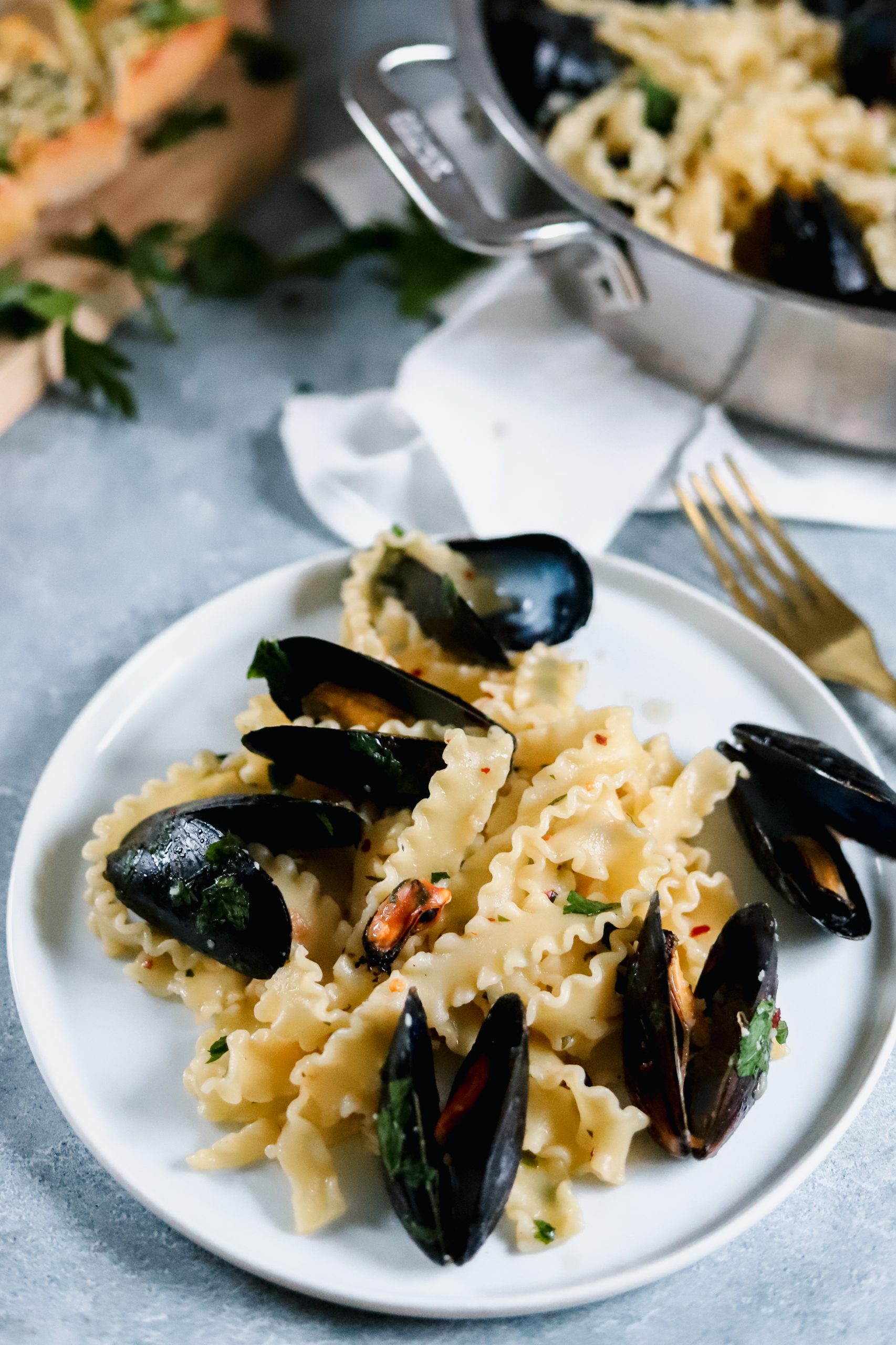 Pasta with Mussels in White Wine Garlic Sauce