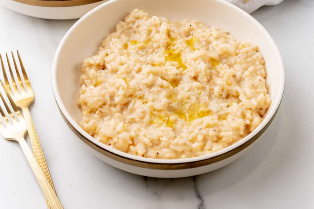 A bowl of risotto al limone.